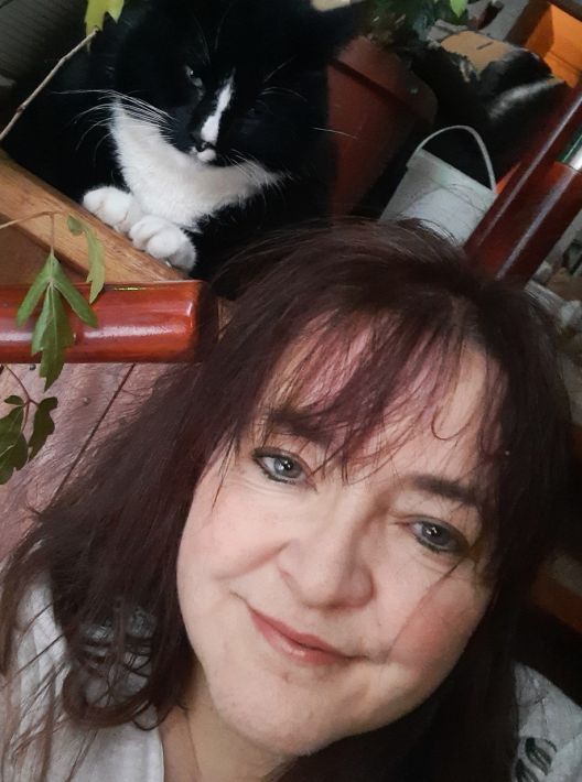 Selfie of a woman with a black and white cat